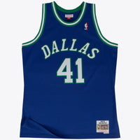 Dallas Mavericks Mitchell & Ness Swingman Jersey Road Dirk Nowitzki 1998-99